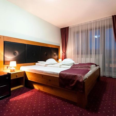 Hotel White House à Făgăraş Extérieur photo