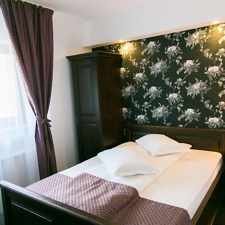 Hotel White House à Făgăraş Extérieur photo