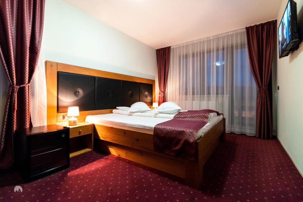Hotel White House à Făgăraş Extérieur photo