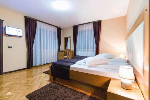 Hotel White House à Făgăraş Extérieur photo