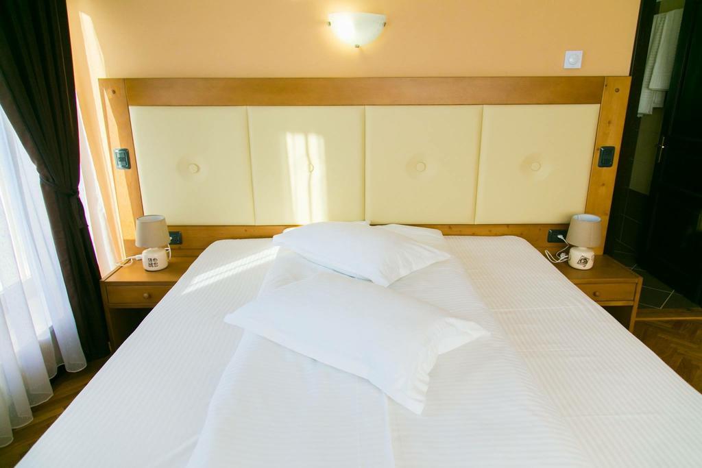Hotel White House à Făgăraş Extérieur photo