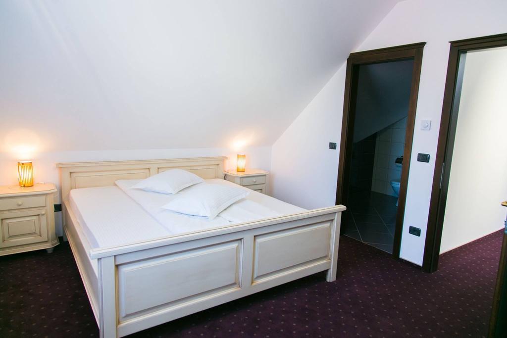 Hotel White House à Făgăraş Extérieur photo