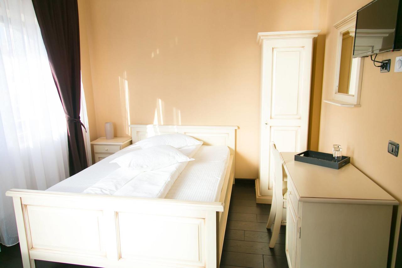 Hotel White House à Făgăraş Extérieur photo