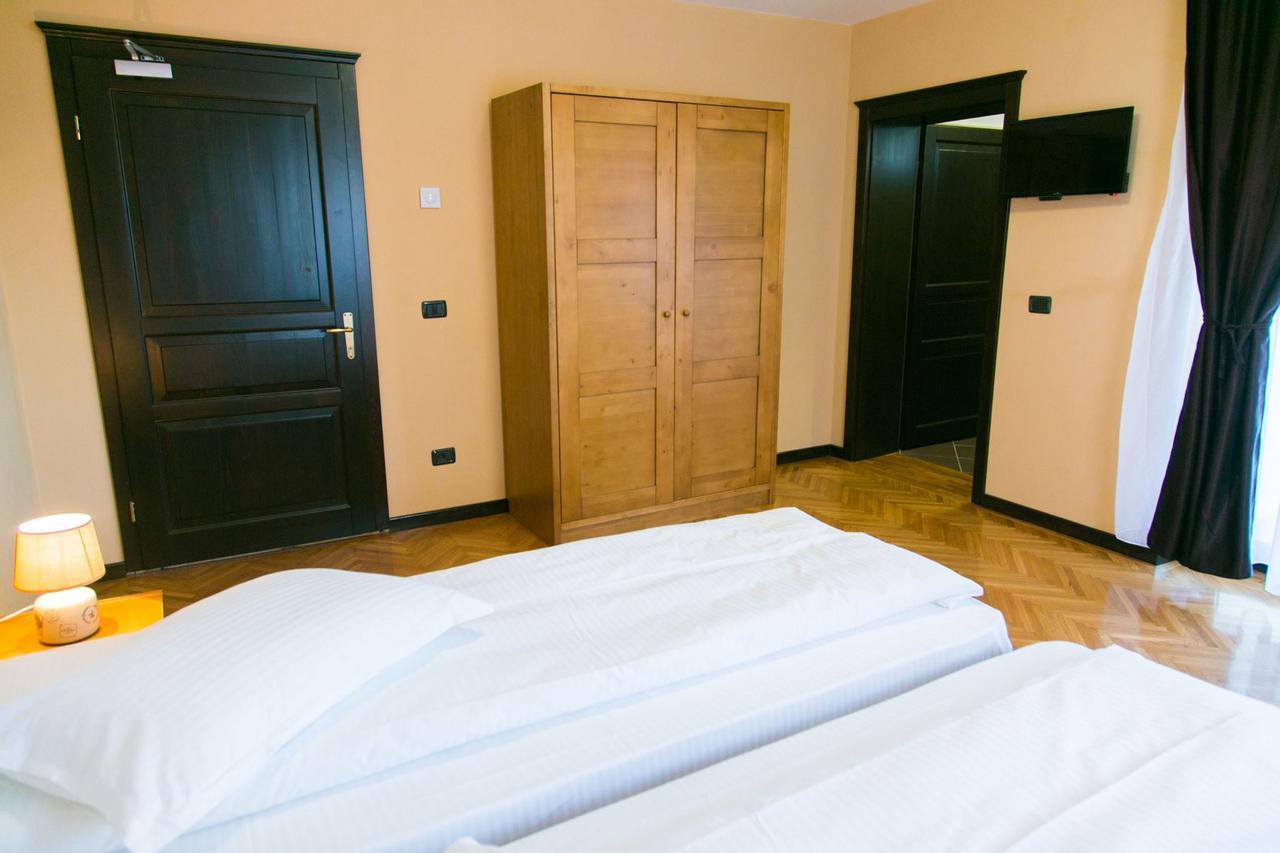 Hotel White House à Făgăraş Extérieur photo