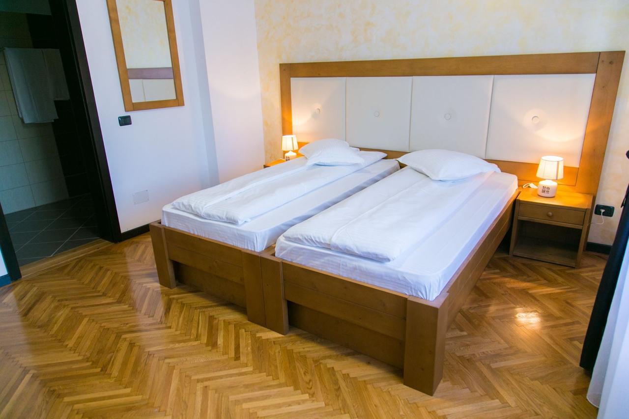 Hotel White House à Făgăraş Extérieur photo