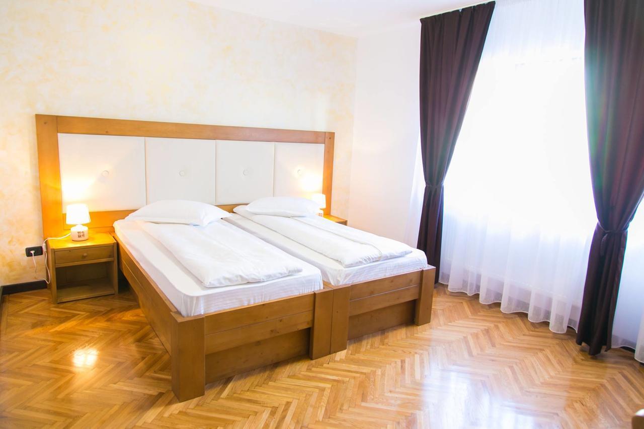 Hotel White House à Făgăraş Extérieur photo