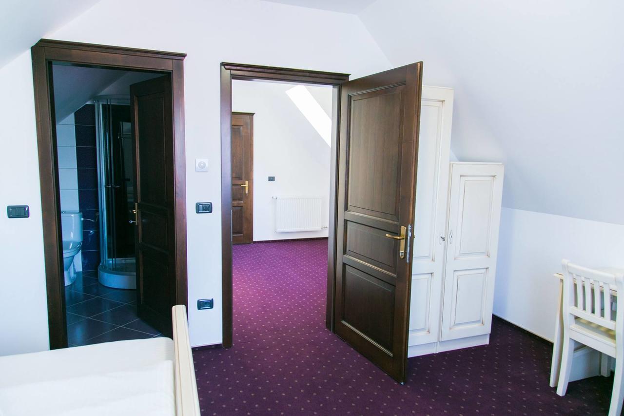 Hotel White House à Făgăraş Extérieur photo