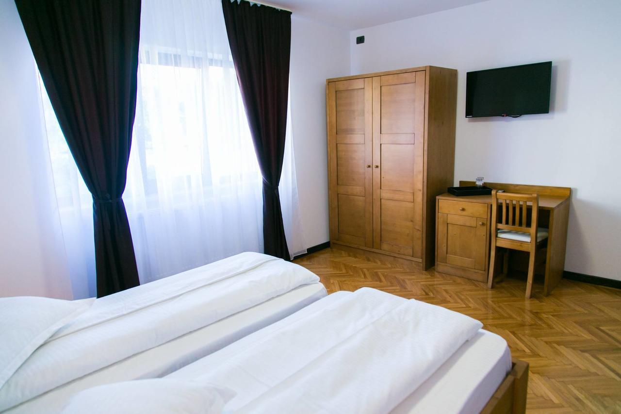 Hotel White House à Făgăraş Extérieur photo
