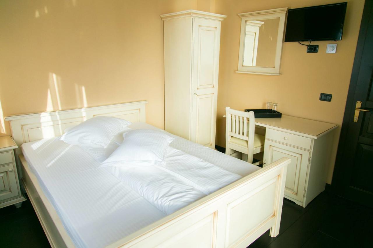 Hotel White House à Făgăraş Extérieur photo